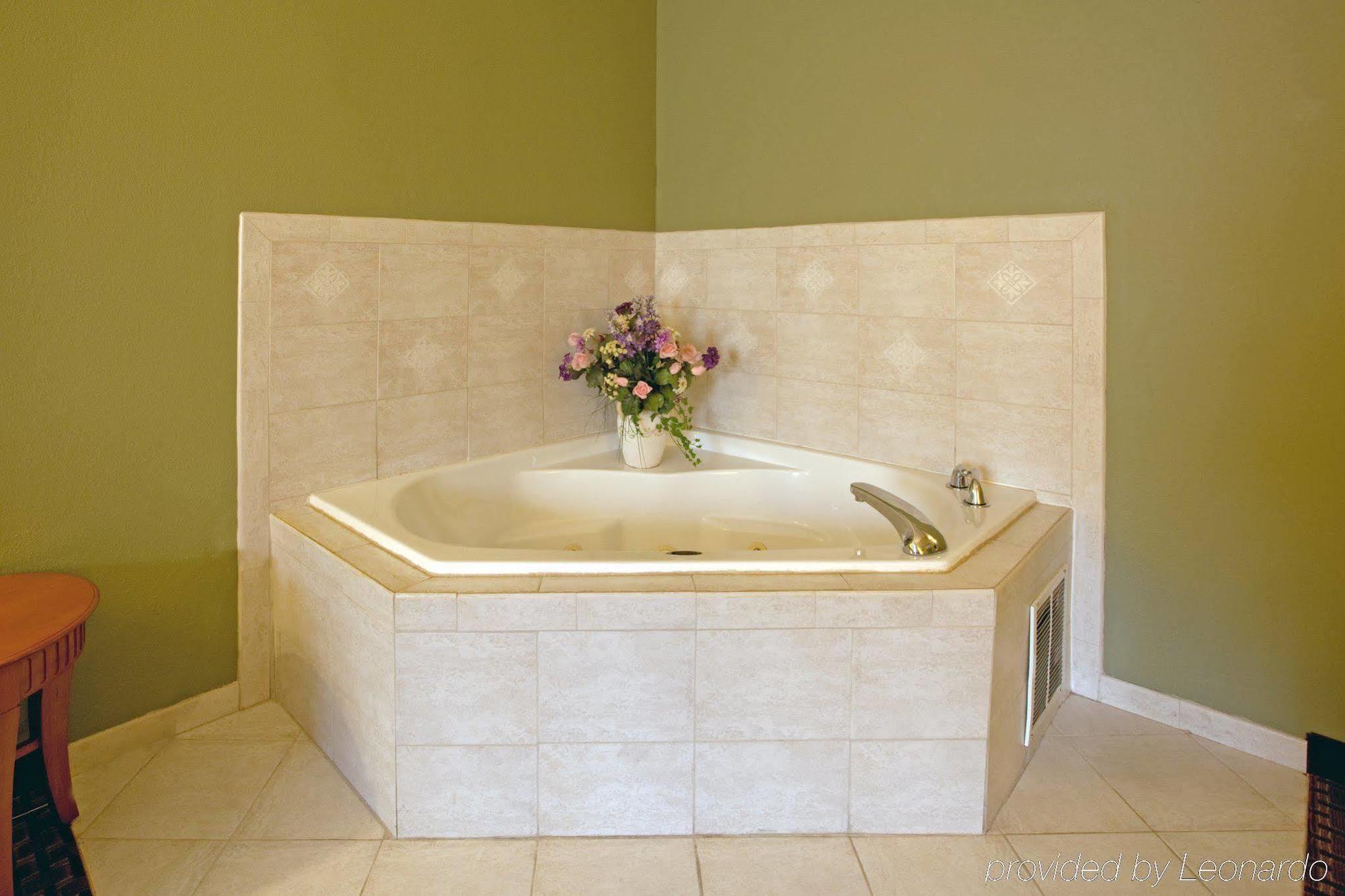 Holiday Inn Express & Suites Charlotte Arpt-Belmont By Ihg Bilik gambar