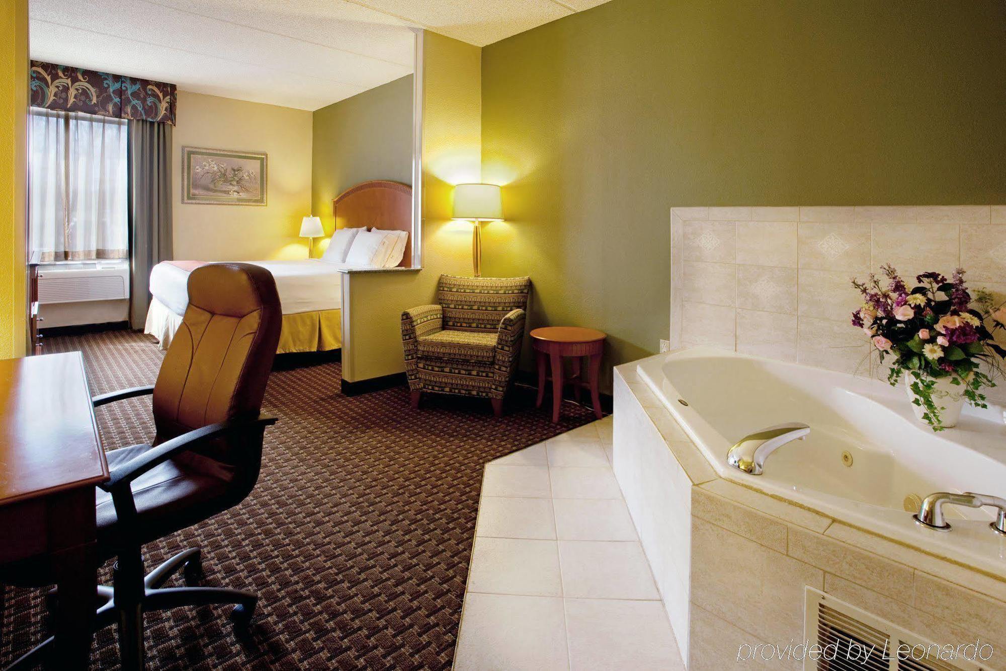 Holiday Inn Express & Suites Charlotte Arpt-Belmont By Ihg Bilik gambar